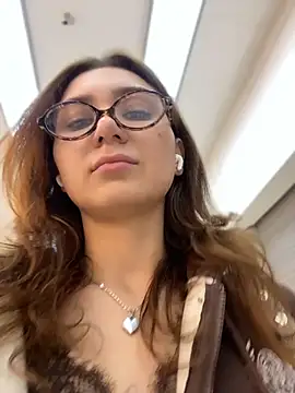 QuitieLia is live now