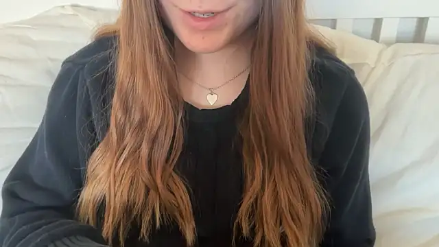 Lucyschickt is live now