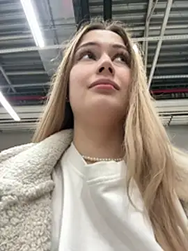 blonde_exe is live now