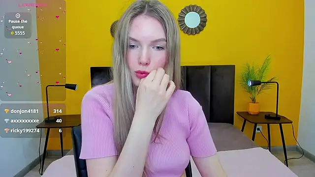 EvelineAmore is live now