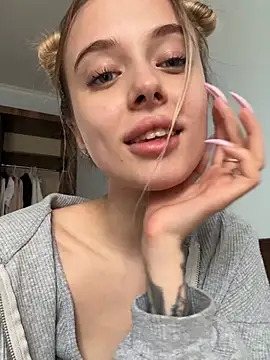 enjoy_my_beauty is live now