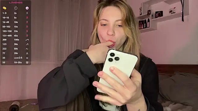 1Kellynaive is live now