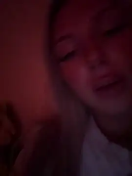 blondeeee is live now