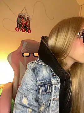 PrettyAshley_ is live now