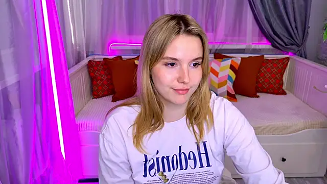 CharlotteAtwoood is live now