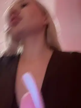 Kiss_Auroraa is live now