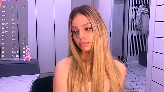 Mooniesiesita is live now