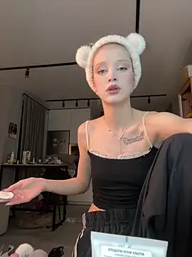 BellaSecrettt is live now