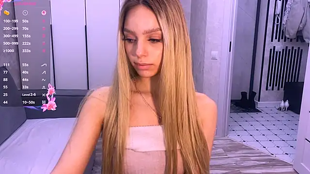 Mooniesiesita is live now