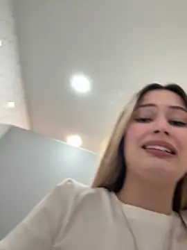 blonde_exe is live now