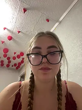 MissAuroraX is live now