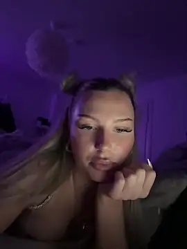 blondeeee is live now