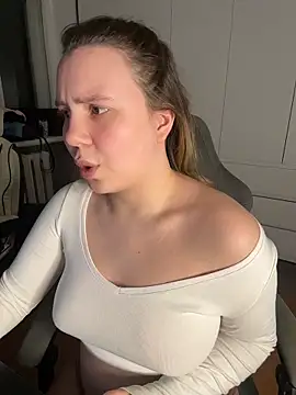 AnnaAss4u is live now