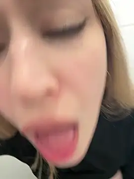 blonde_exe is live now