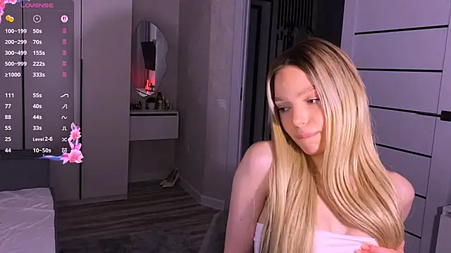 Mooniesiesita is live now
