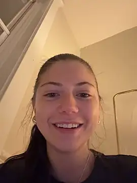 emilycoco is live now