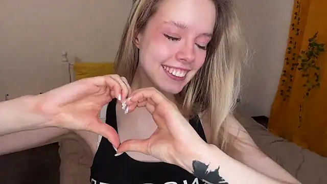 Catrinee is live now