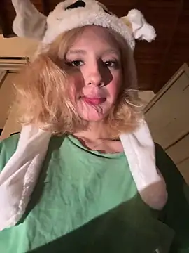 SweetBunnyGF is live now