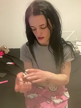 LeonieClaire is live now