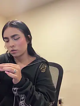 Sara_Fernandez_ is live now