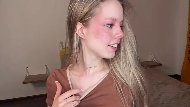 Catrinee is live now