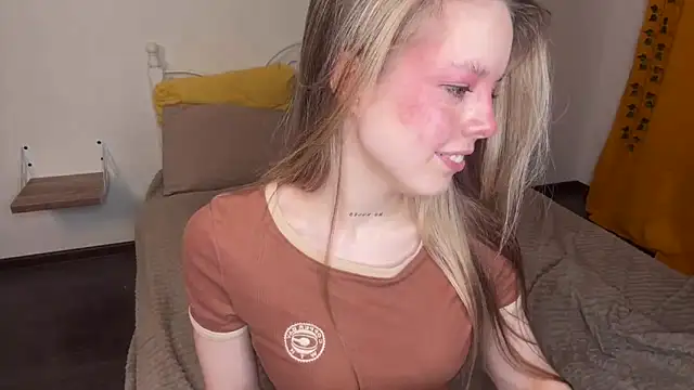 Catrinee is live now