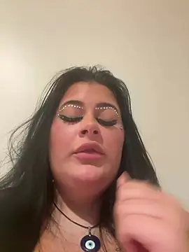 CurvyAyla is live now