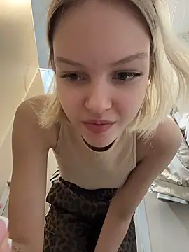 AshleyMur is live now