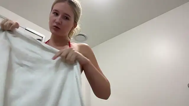 itssosierra is live now