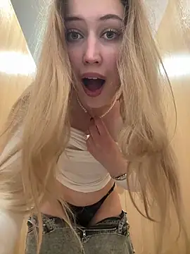blonde_exe is live now
