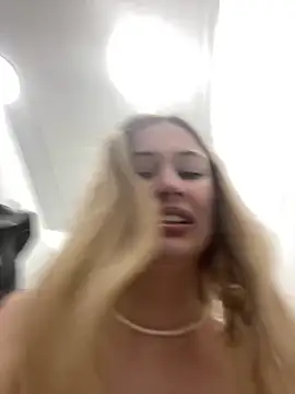 blonde_exe is live now