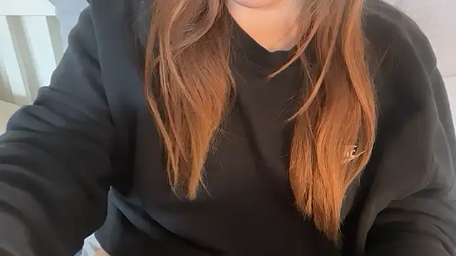 Lucyschickt is live now