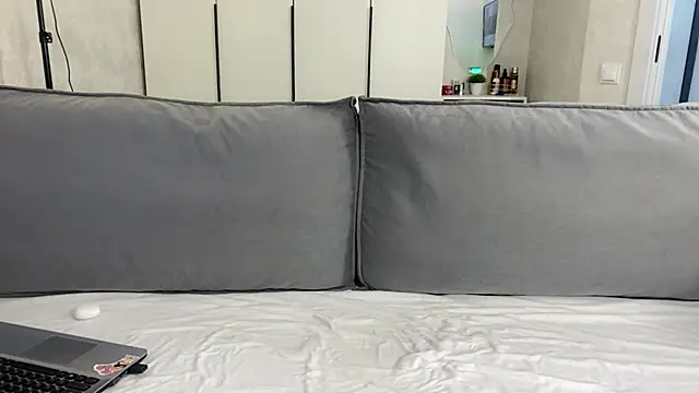 Mooniesiesita is live now