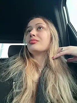blonde_exe is live now