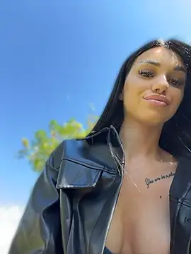 ilariea_girl is live now