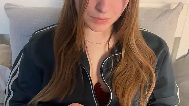 Lucyschickt is live now