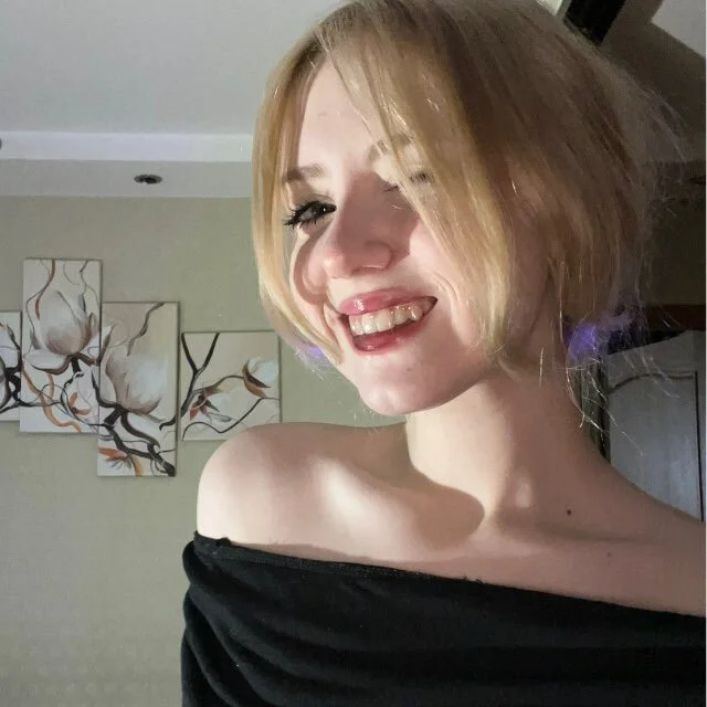 CandyElfie is live now