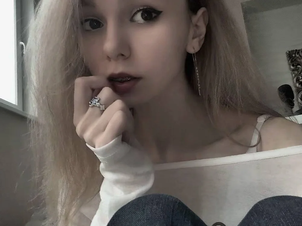 DarlineHoldness is live now