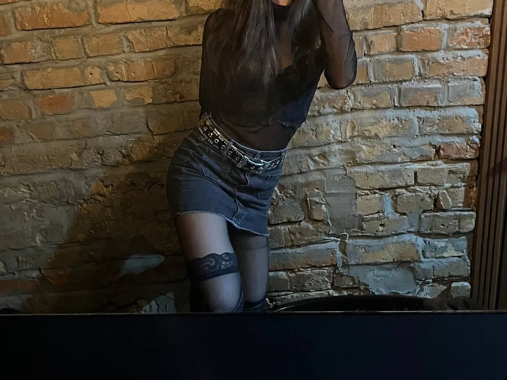 leyaloveu is live now