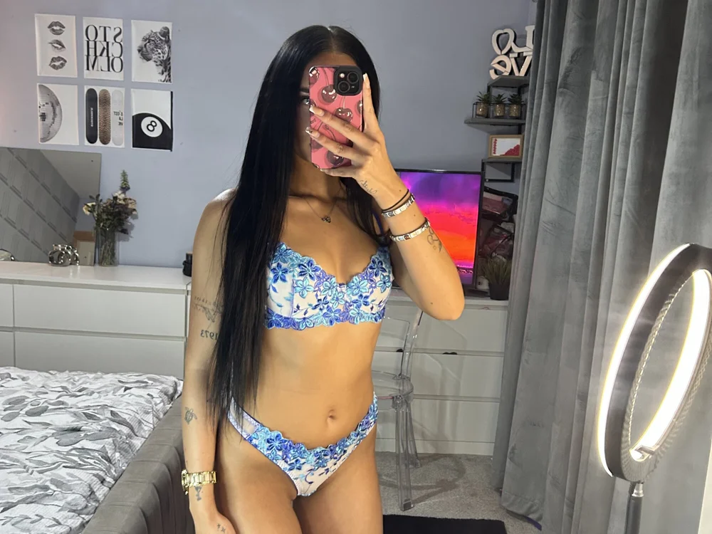 Spicy-Rosie20 is live now
