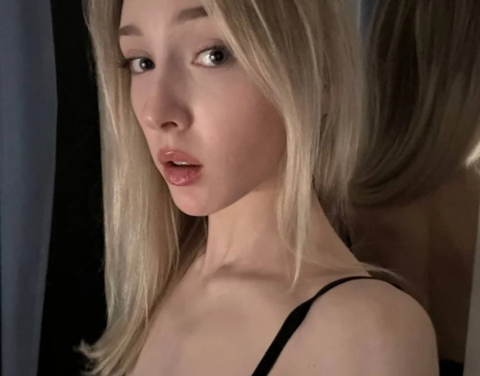 Kattie_Petite is live now