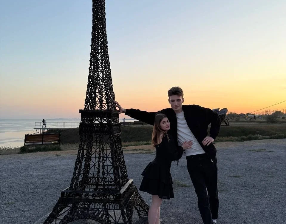 EmiliaCouple is live now