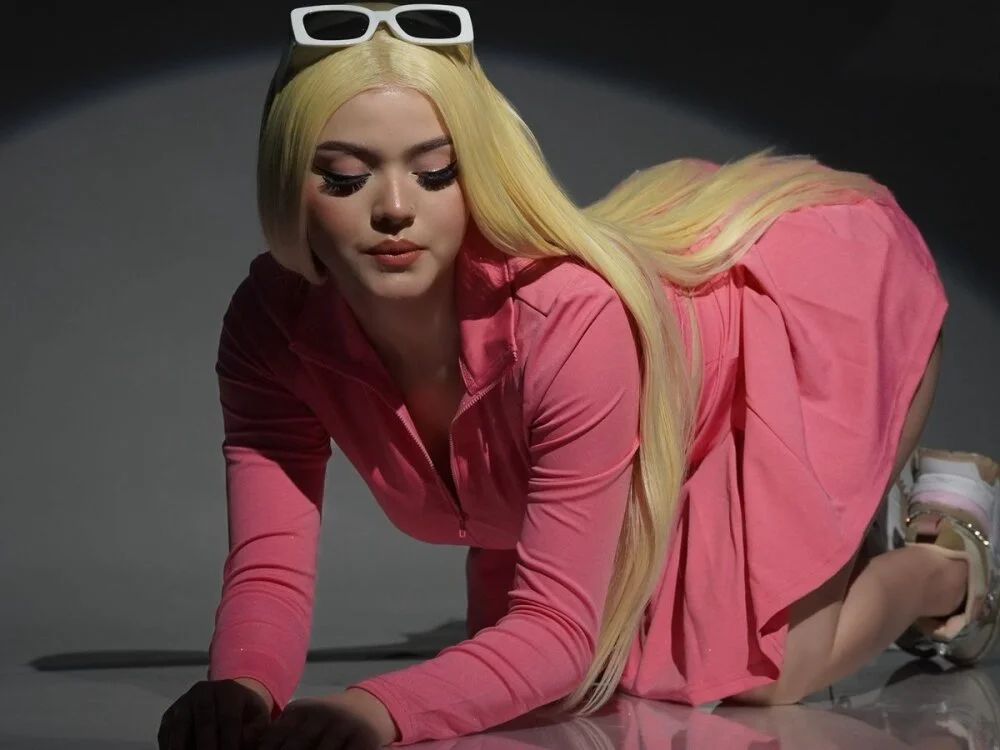 Sweettmia is live now