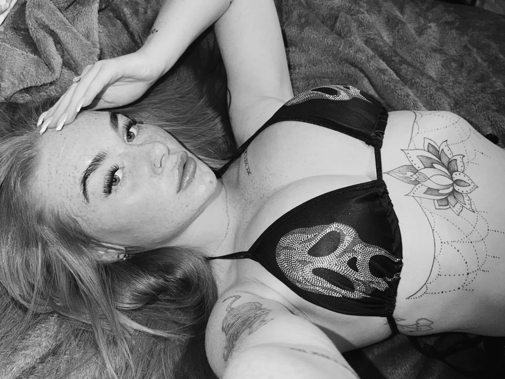 Ellieskyyee1 is live now