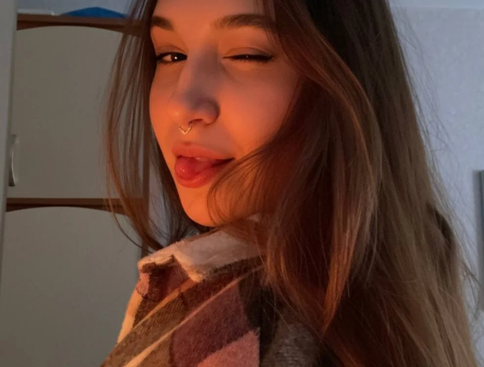 RiannaBrown is live now