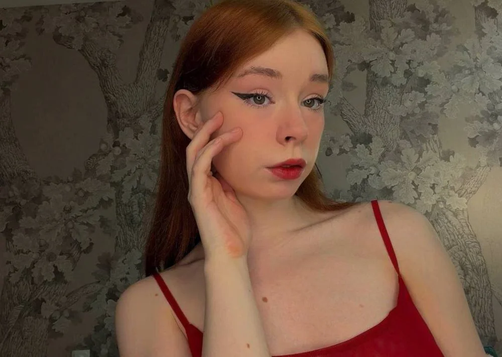 eva_aria is live now