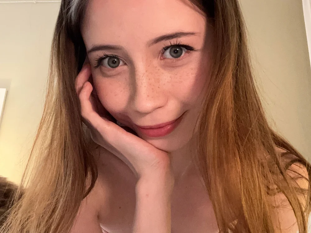 delorathecookiee is live now