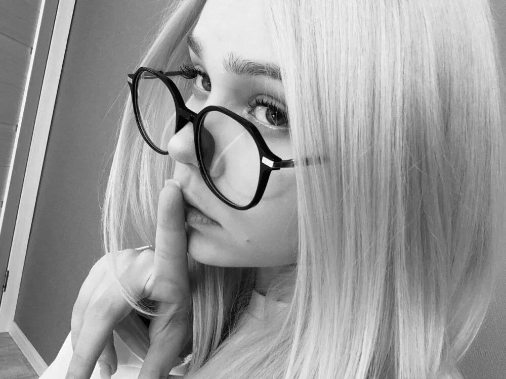 AmoraEverett is live now