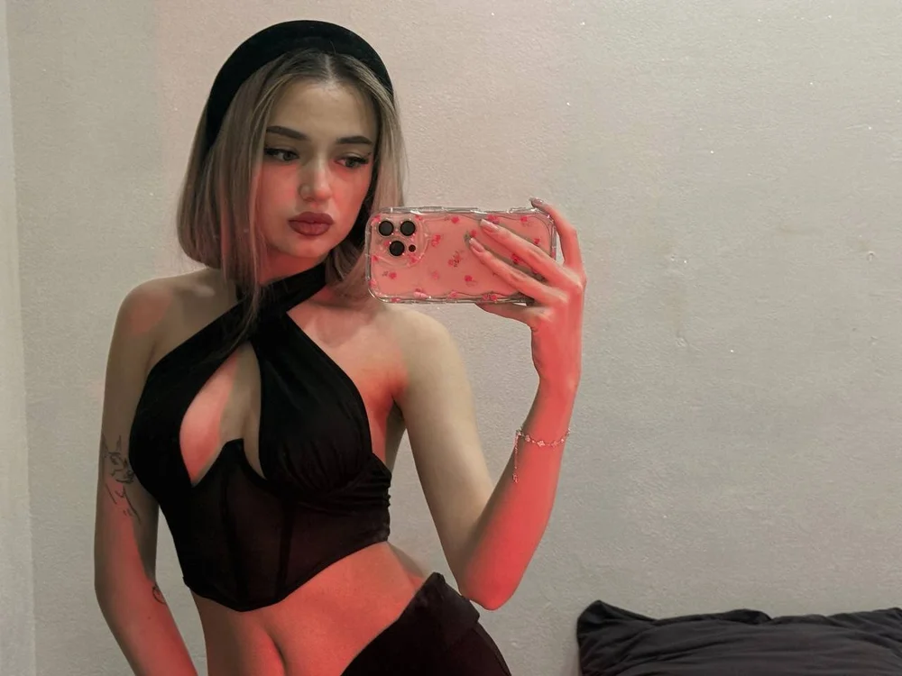 AliceThorne is live now