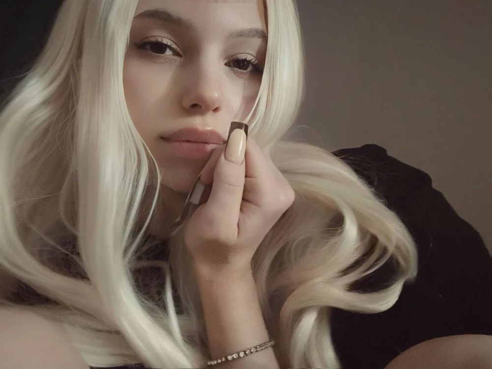 Mooniesiesita is live now